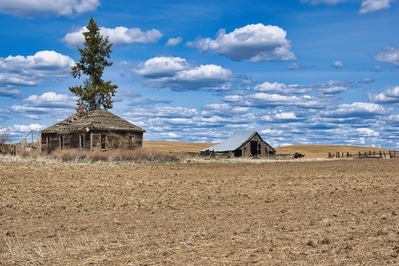 Photo of Abandoned farmhouse and barn - Abandoned farmhouse and barn