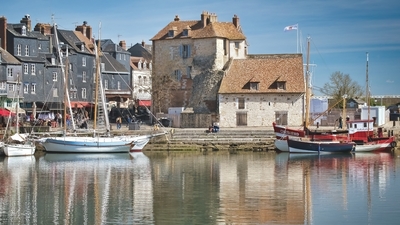 Old Harbour - Capitainerie from Rue de la Chaussée