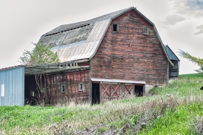 instagram spots in Spokane County - Roberts Road Old Red Barn