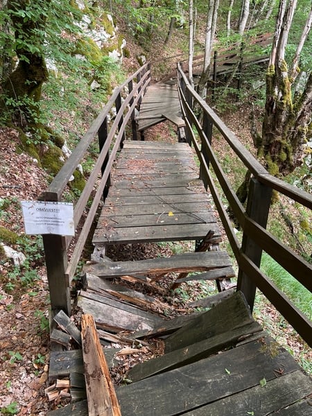 The boardwalk to the viewpoint is falling apart. It is best to walk next to it and also at the viewpoint itself, be extremely careful and move slowly.