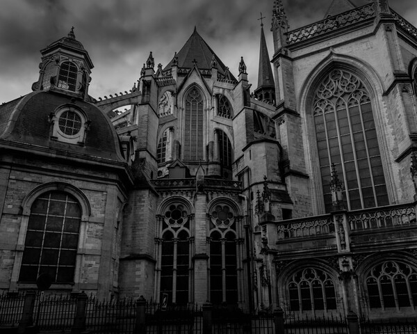 The stunning backside of St Michael and St Gudula Cathedral in black and white.
