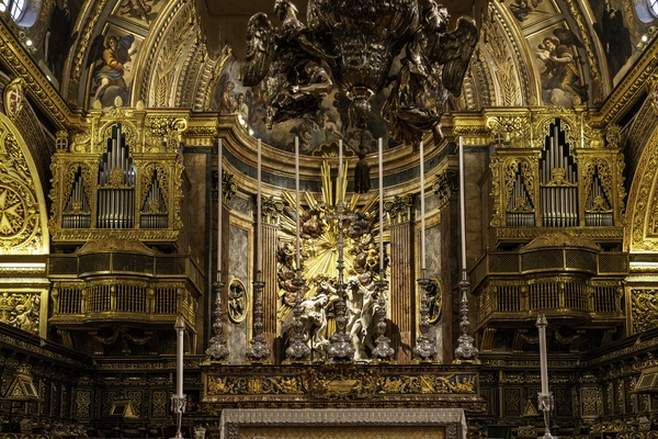 Closer view of the main altar.