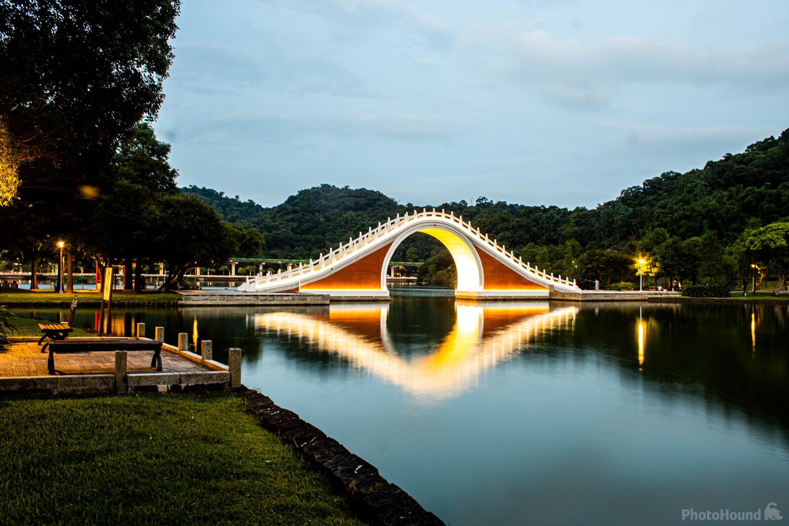Image of Moon Bridge at Dahu Park  (大湖公園)  by Teguh Gumilar