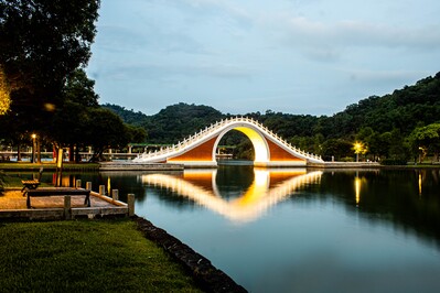 images of Taiwan - Moon Bridge at Dahu Park  (大湖公園) 