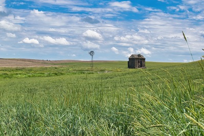 Washington photography locations - Grant County Barn and Windmill