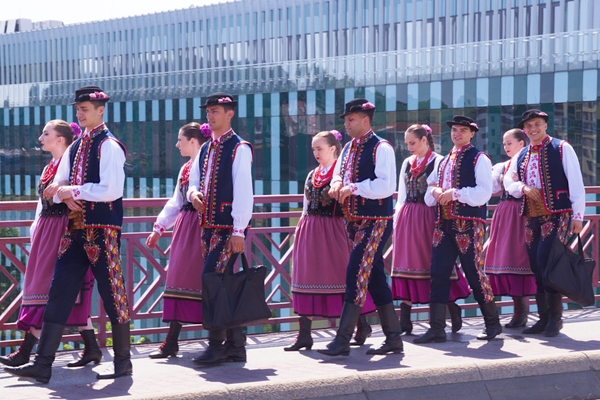 FolkArt, Festival Lent 2022: folklore group from Poland crossing Old Bridge