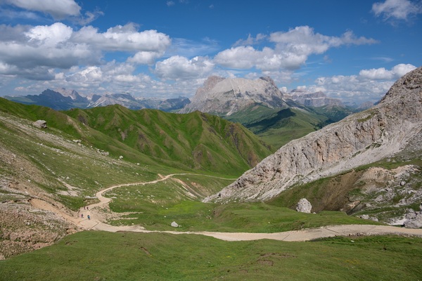The trail up and views north towards Langkofel / Sassolungo and Plattkofel / Sassopiatto