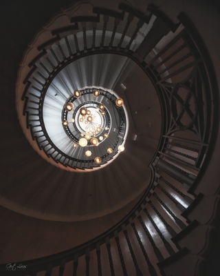 images of London - Heal's  Spiral Staircase
