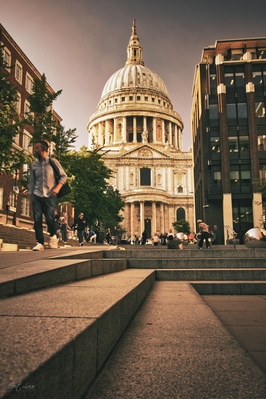 images of London - Carter Lane Gardens - St Pauls Cathedral Viewpoint