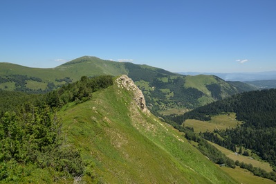 The nearby rocks on the ridge is Ćete vidikovac