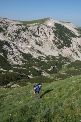 The last part of the ascent, the grassy slopes are not well marked but it is an easy ascent up.