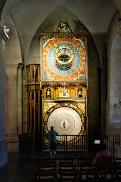 Inside the Cathedral there is a clock that was installed in 1425. Twice a day two mechanical knights fight with swords, and then a procession of figures representing the three Kings parades by to the tune of In dulci jubilo. People gather fascinated by the spectacle. The astronomical clock has a perpetual calendar that spans 1923 to 2123.
