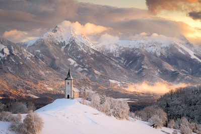 images of Slovenia - Jamnik Church