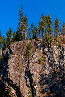 On one side of the gorge are amazing granite cliffs.