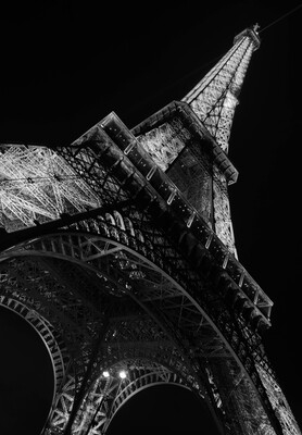 Avec la palissade, il n'y a plus beaucoup d'endroits d'où prendre une contre-plongée sur la Tour Eiffel. La photo est prise le long de la façade sud-est. 