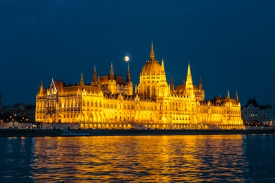 Hungary photos - Hungarian Parliament at Night (River Cruise)