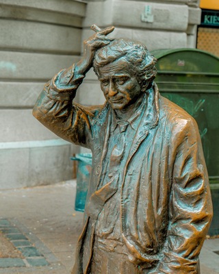 photo spots in Hungary - The Columbo Statue