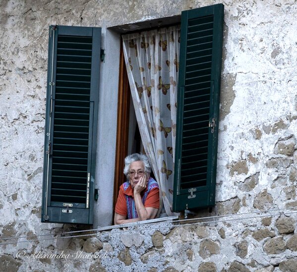 Old lady in Window Piazza G GaribaldiCanon EOS R f/8 1/50 ISO200