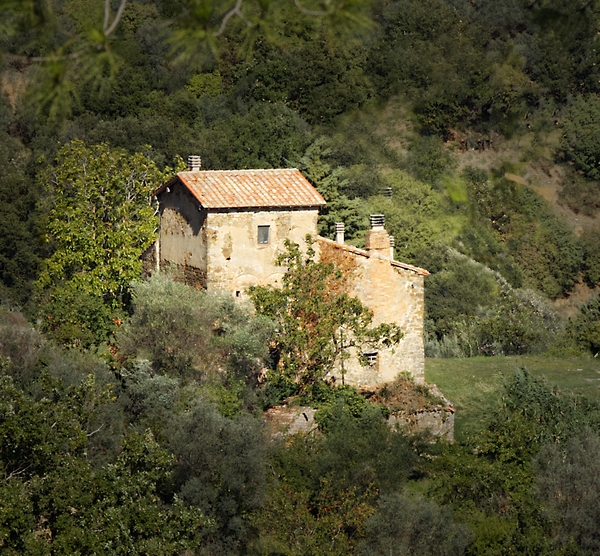 Farm house nestled with in the landscape below MontalcinoCanon EOS R RF24-105 F4L IS USMf/8 1/400s ISO100