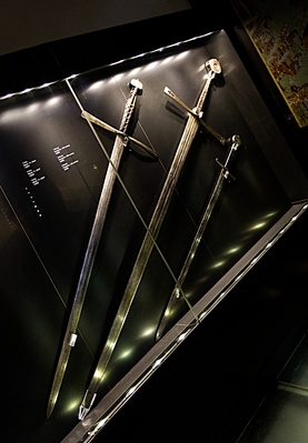 Massive swords in the Armory Exhibition Hall, Topkapı Palace
Canon EOS R
RF24-105 F4L IS USM
f/4.5 1/60 ISO8000