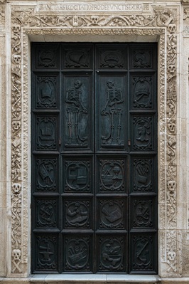 photo spots in Italy - Santa Maria del Suffragio - Main Door