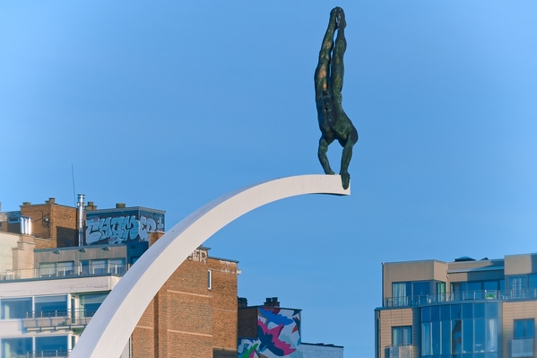 'Le Plongeur' statue