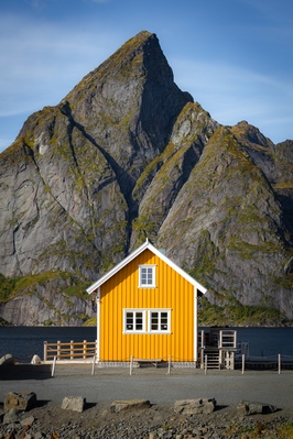 Reine instagram spots - Famous Sakrisøy yellow house