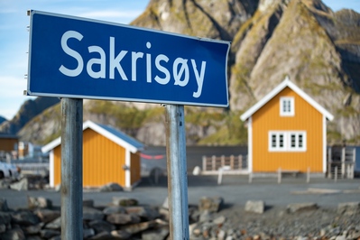 pictures of Lofoten - Famous Sakrisøy yellow house