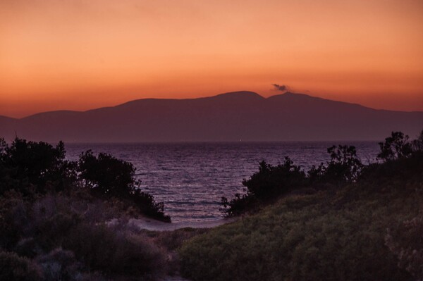 Through the bushes with long lens offers good compression for Naxos