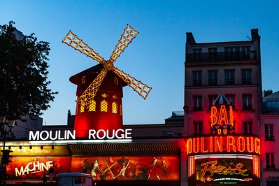 Blue hour at the Moulin Rouge