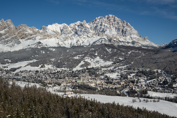 Wide views on Cortina D'Ampezzo and Monte Cristallo at the back