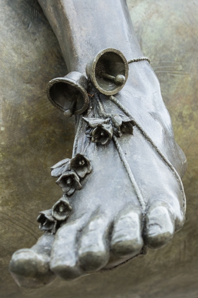 With bells on her toes - Fine Lady statue detail