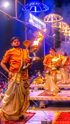 images of India - Fire puja or Aarti in Varanasi