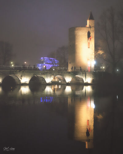 Minnewaterbridge with the Poertower at night