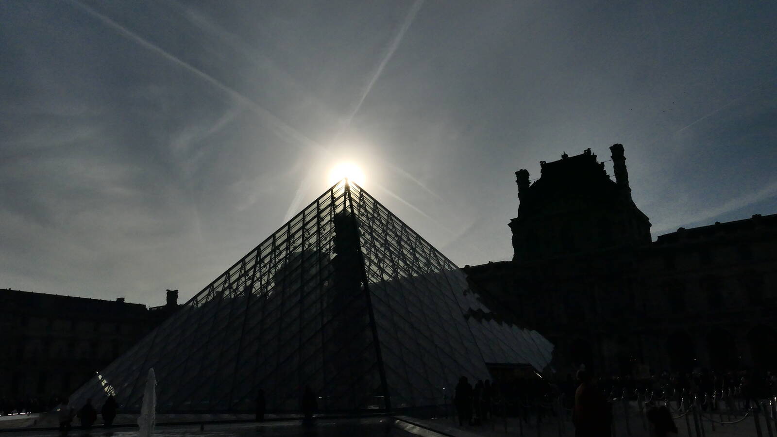 Image of Pyramide du Louvre (Louvre Exterior) by Jeff Abramowitz