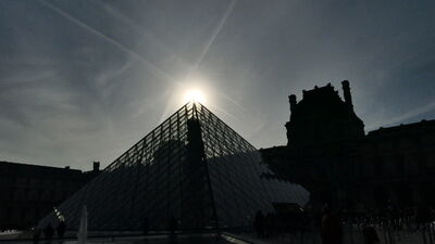 images of Paris - Pyramide du Louvre (Louvre Exterior)
