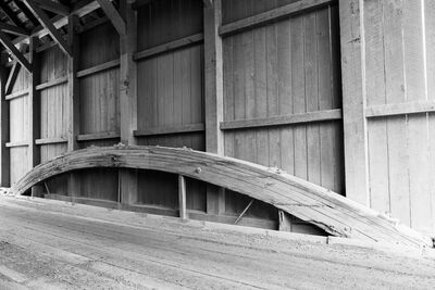 Single-span laminated wooden arch support with details of post-and-beam superstructure.