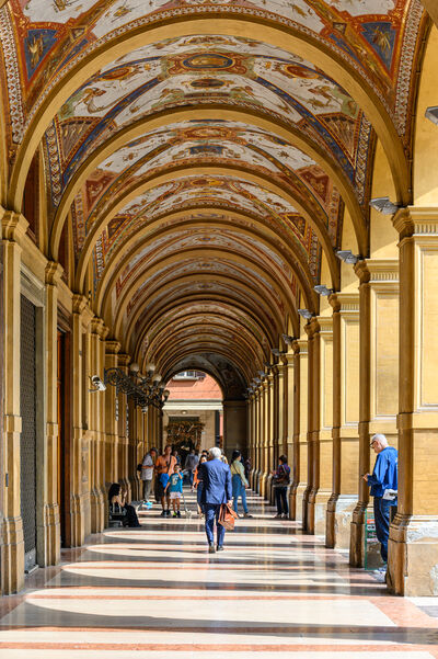 images of Bologna - Piazza Cavour