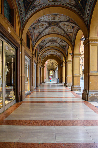 images of Bologna - Portici of Via Farini