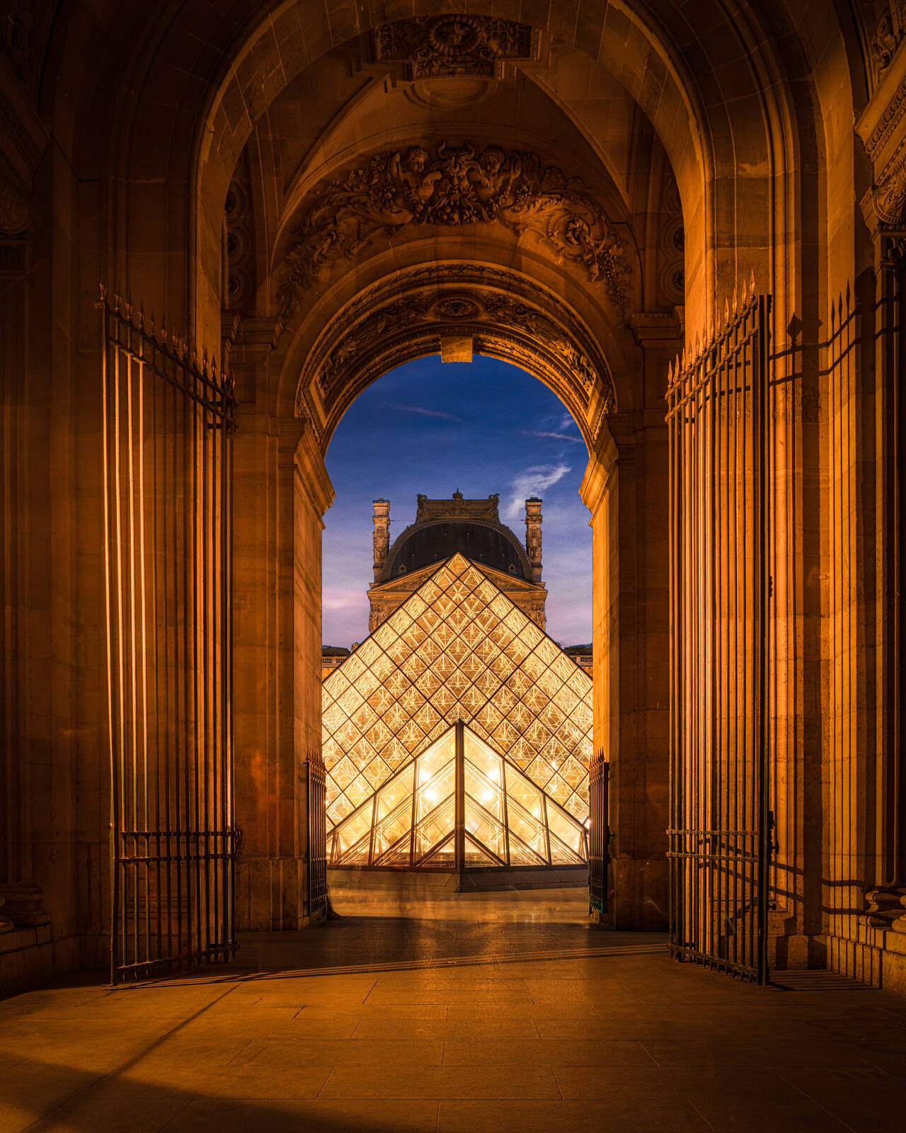 Image of Pyramide du Louvre (Louvre Exterior) by Jakub Bors