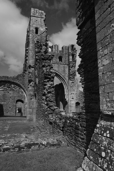 The Llanthony priory offers plenty of spots to compose images with the surrounding landscape. It is a quiet place, surrounded by the black hills. 