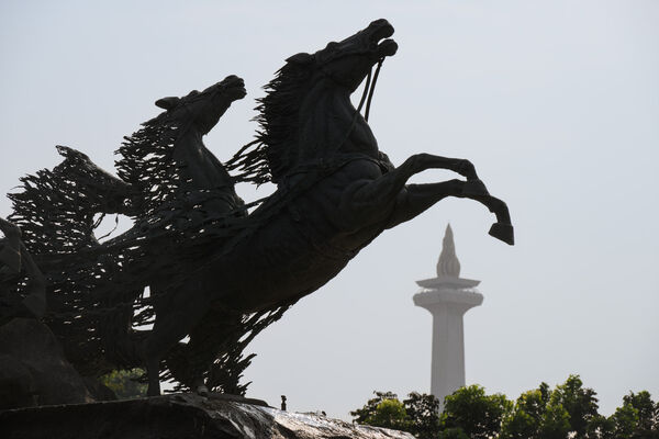 Arjuna Wijaya Statue and the National Monument at the back