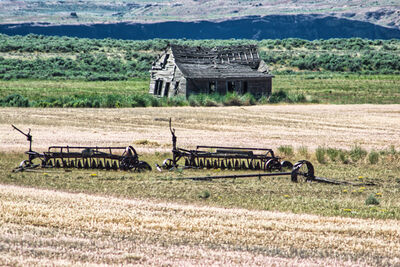 photo locations in Washington - Old Barn and Farming Tools