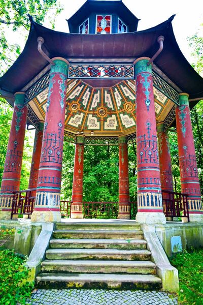 Built between 1805 and 1812 by Potocki, it was a meeting point, and an element of park symmetry.It is raised on 8 brick columns to support its roof, with a lantern crowned with 2 crescents and a Turkish cap.References to Turkey at Wilanów are distinctive, they relate to King Sobieski's defeat of Turkish forces in Vienna. It was his greatest military victory, and one of Europe's most famous battles.On the roof are frescoes painted between 1806 and 1809 by Antoni Dąbrowski and his assistant, Stankiewicz.19th-century Europe had a fascination with objects of Far East art and culture, which had appeared in the Polish Commonwealth in the 1600s. King Jan liked Chinese art, he created a Chinese room in the palace with a collection of exotic items brought from China.King Augustus II also had a similar interest. He collected the objects made of Eastern lacquer seen in the palace.