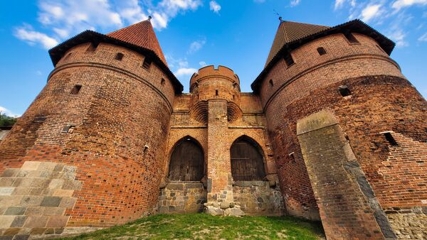The castle walls: The exterior view of the castle walls is a sight to behold. The walls are made of red brick and are several meters high, with towers and turrets that provide a dramatic backdrop for photography.