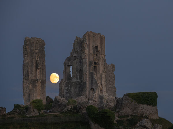Gibbous moon rising at the castle 