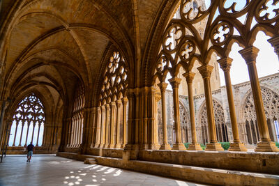 The image is of the cloister, notable for its all different arches and with arches located on an external wall that allow views of the city of Lleida. The monument is part of the Catalan Heritage and work is underway to make it a World Heritage Site.The old headquarters can be seen from all parts of the city. There are countless areas to photograph it, from the outside and from the inside.