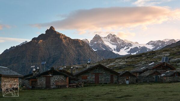 The cabins with the peaks of, from the left, Sasso Moro, Crast'Aguzza, Piz Argient, Piz Zupò and Belleviste