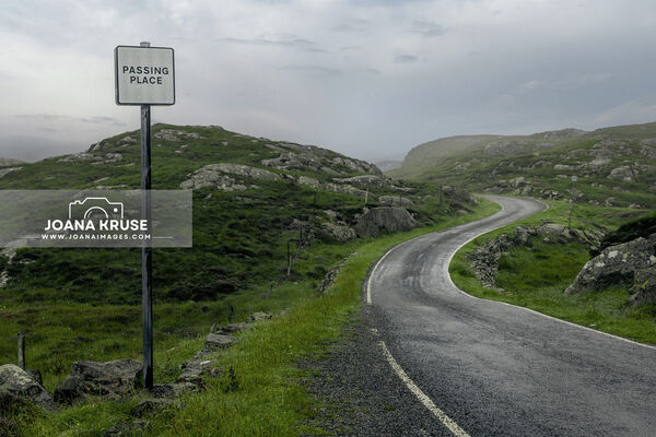 The iconic Harris passing place sign at the Golden Road.