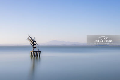 The monument in the Lake Trasimeno.